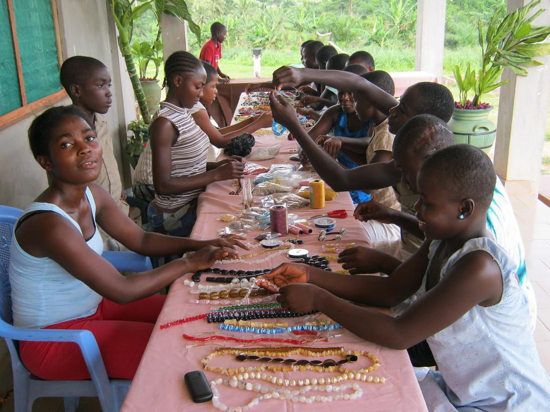 jongeren leren sieraden maken